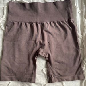 Aritzia TNA Seamless Atmosphere Short 7” in Stone Taupe